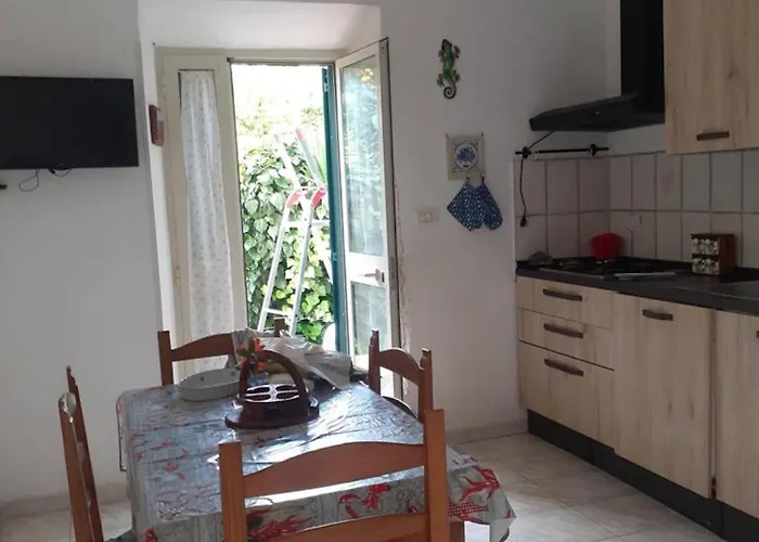 Cozy House With Garden In Semesterbostad